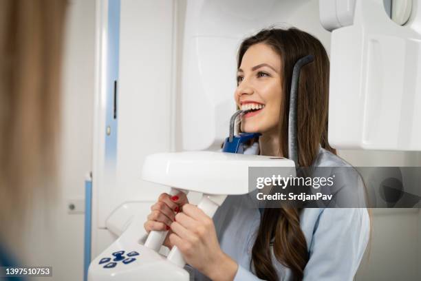 paciente caucásica en la clínica dental, con un ortopantomograma de imágenes dentales - radiologia dental fotografías e imágenes de stock