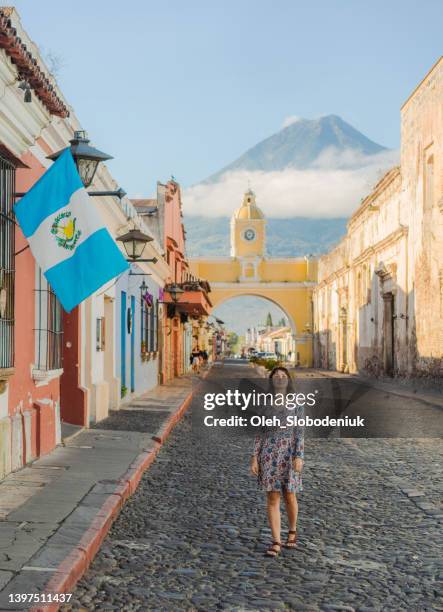 frau beim gehen in antigua - antigua guatemala stock-fotos und bilder