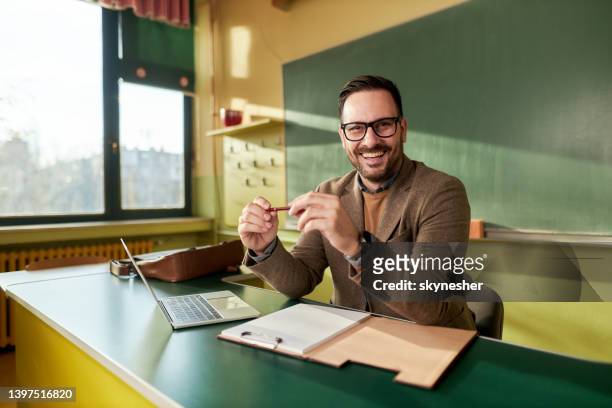 insegnante maschio felice in classe. - white male professor foto e immagini stock