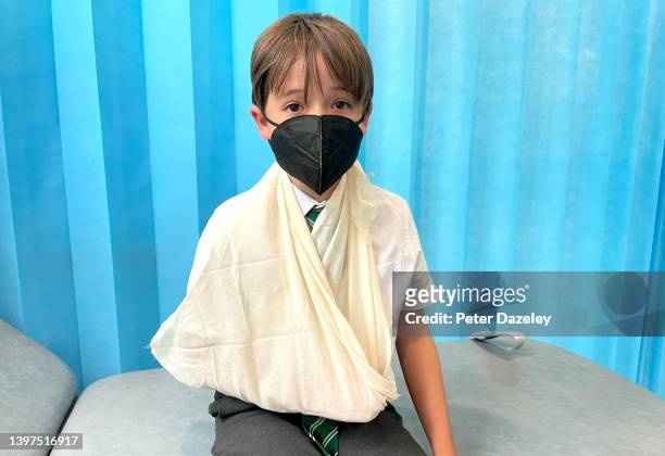 schoolboy with broken arm in hospital - kind mit armschlinge stock-fotos und bilder