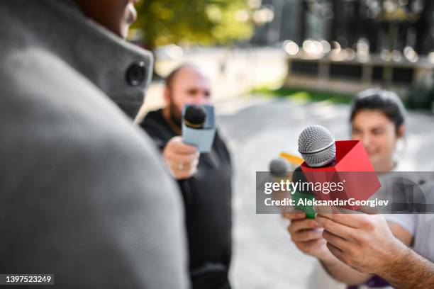 journalists waiting for interviewing african male outside - microphone press conference stock pictures, royalty-free photos & images