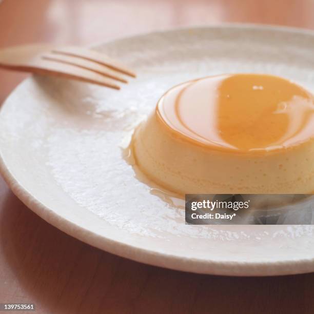 creme caramel - プリン ストックフォトと画像