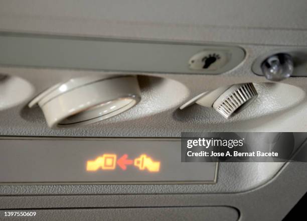 safety sign in airplane, fasten seat belt. - cintura di sicurezza foto e immagini stock