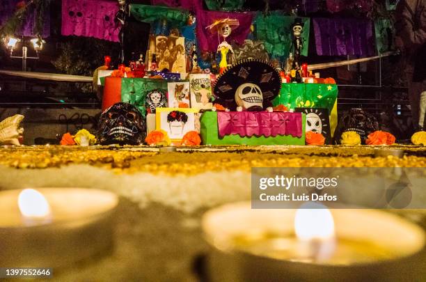 candles circle a day of the dead altar. - 宗教儀式の供物 ストックフォトと画像