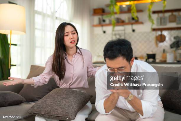 angry couple having an argument - asian couple arguing stockfoto's en -beelden