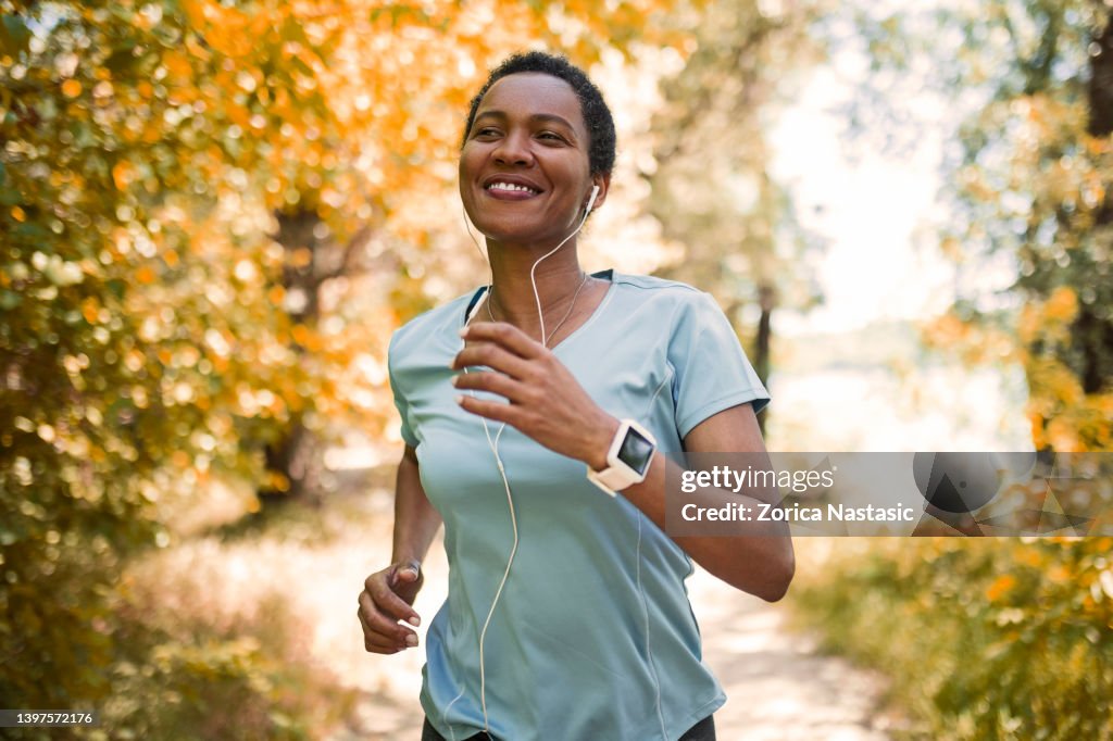 Corredora afro-americana praticando ao ar livre
