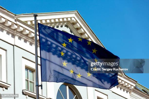 european flag flapping in the wind - burocrazia foto e immagini stock
