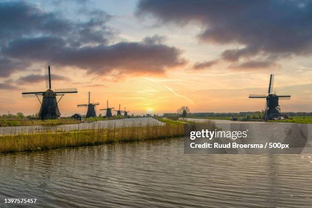 scenic view of traditional windmill against sky during sunset,kinderdijk,netherlands - south holland fotografías e imágenes de stock