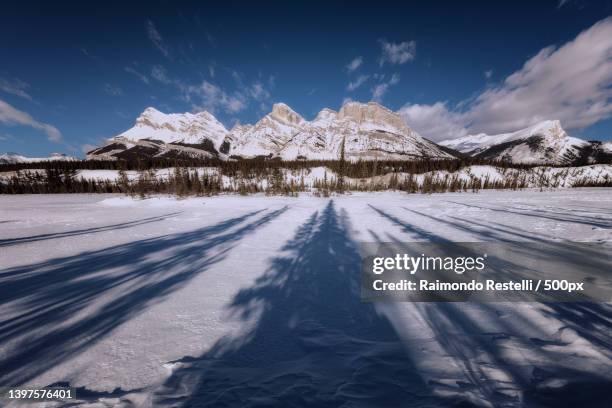 scenic view of snowcapped mountains against sky,montagne rocciose canadesi,canada - montagne rocciose stockfoto's en -beelden