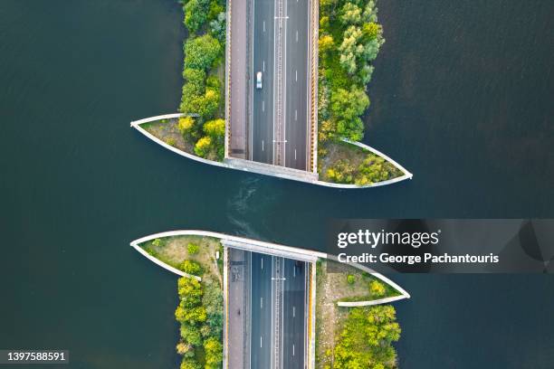 top down aerial  photo of aqueduct veluwemeer a water bridge in the netherlands - cross golf stockfoto's en -beelden