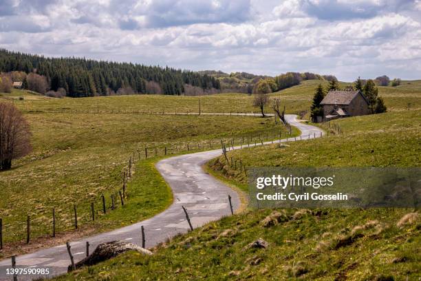 lonely house on the aubrac in rural france - lozere stock-fotos und bilder