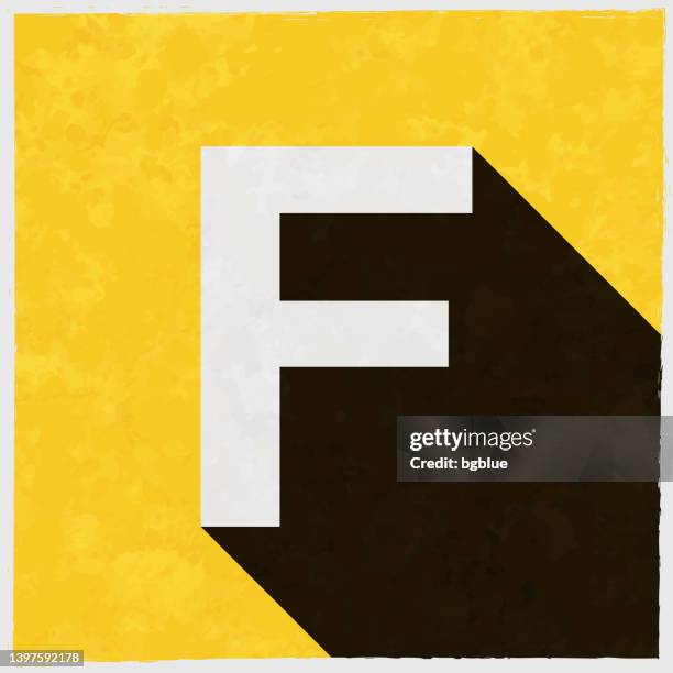 buchstabe f. symbol mit langem schatten auf strukturiertem gelbem hintergrund - f stock-grafiken, -clipart, -cartoons und -symbole