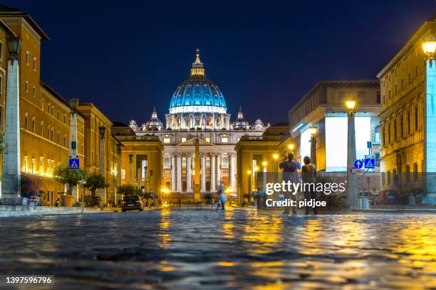 st peter basilica gezien vanaf de via della conciliazione, rome, italië. - italië stock pictures, royalty-free photos & images