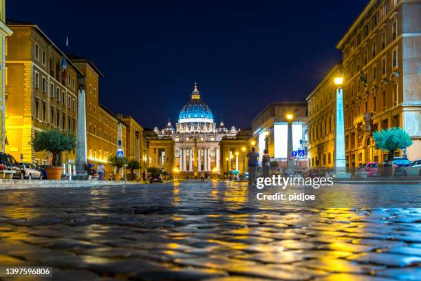 st peter basilica betrachtet von via della conciliazione, rom, italien. - italië stock-fotos und bilder