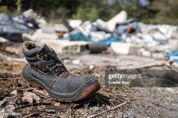 old shoe with rubbish - rust germany stock-fotos und bilder