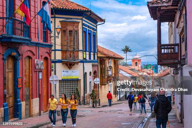 bogotá colombia - spanish colonial architecture, colourful walls and narrow streets in the historic la candelaria district in the andes capital city - spanish-colonial-architecture stock pictures, royalty-free photos & images