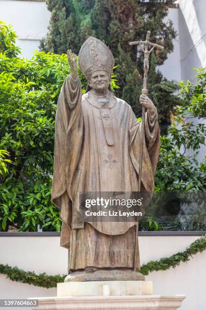 bronze statue of pope john paul ii, seville - pope john paul ii stockfoto's en -beelden