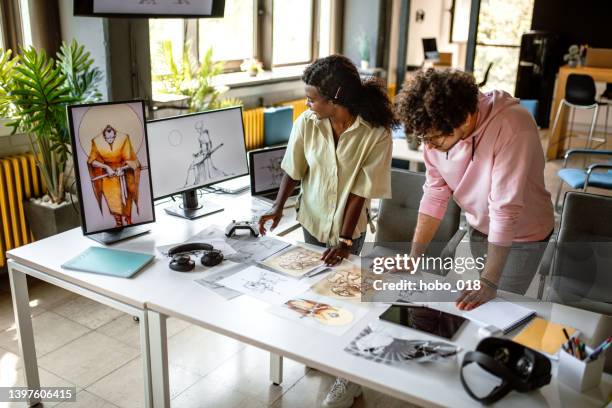 diseñadores gráficos trabajando en el estudio - profesional de diseño fotografías e imágenes de stock