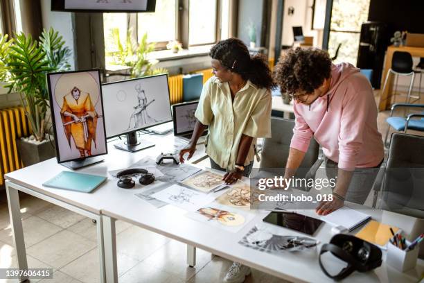 graphic designers working in the studio - designer stockfoto's en -beelden