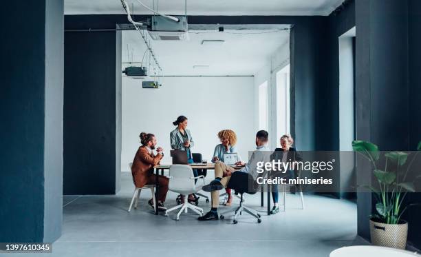 grupo de empresarios que tienen una reunión en su empresa moderna - personas reunidas fotografías e imágenes de stock