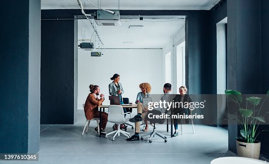 Gruppo di uomini d'affari che hanno una riunione nella loro azienda moderna Gruppo di uomini d'affari che hanno una riunione nella loro azienda moderna