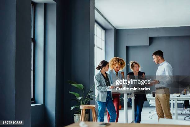 groupe d’hommes d’affaires heureux travaillant ensemble dans leur entreprise - femme dans un groupe dhommes photos et images de collection