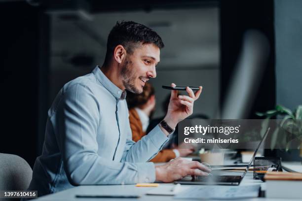 hombre de negocios feliz hablando por teléfono móvil en una oficina moderna - mujer feliz sola 30 35 fotografías e imágenes de stock