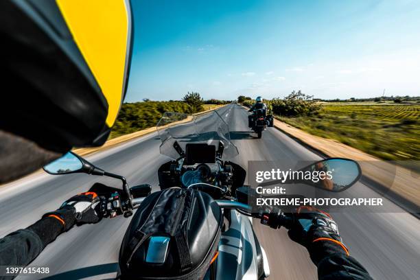 adventure riding on a road in nature seen from over riders point of view - spring racing 個照片及圖片檔