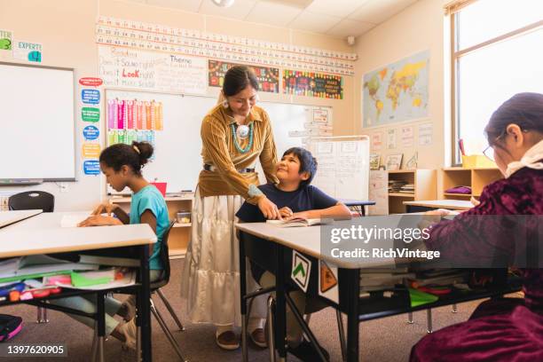 female elementary teacher teaching - navajo etniciteit stockfoto's en -beelden