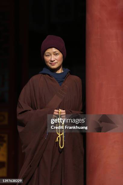 eine chinesische nonne in einem tempel - buddhism stock-fotos und bilder