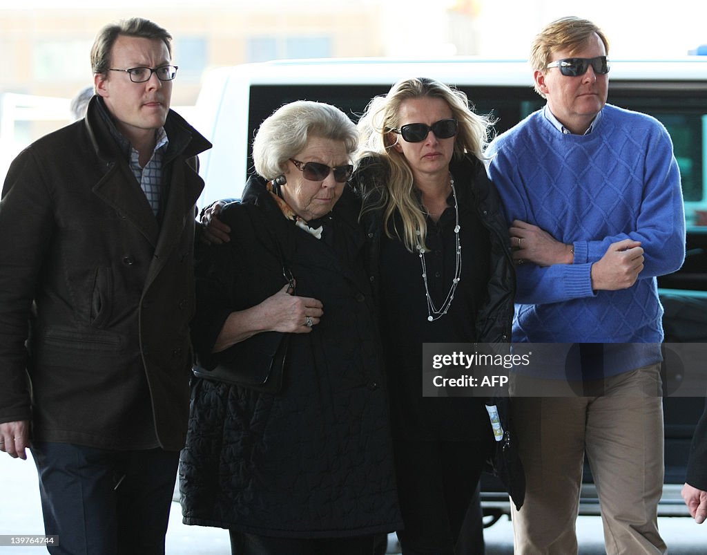 Queen Beatrix of the Netherlands (2nd L)