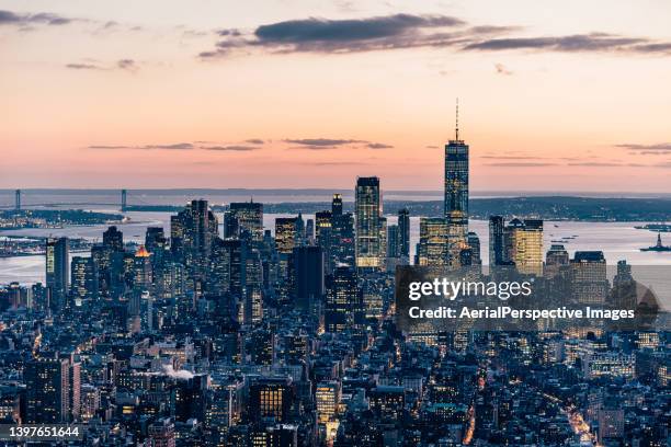 downtown manhattan at dusk / nyc - nyc skyline night stockfoto's en -beelden