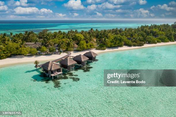 maldives paradise scenery. tropical aerial landscape, seascape with long jetty, water villas with amazing sea and lagoon beach, tropical nature. exotic tourism destination banner, summer vacation - maldivas stock-fotos und bilder