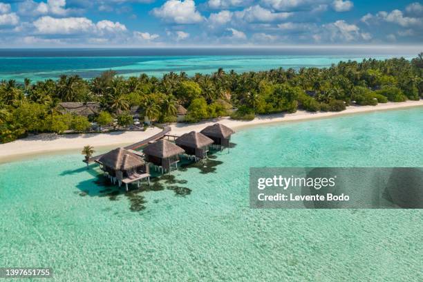 maldives paradise scenery. tropical aerial landscape, seascape with long jetty, water villas with amazing sea and lagoon beach, tropical nature. exotic tourism destination banner, summer vacation - oceano indiano foto e immagini stock
