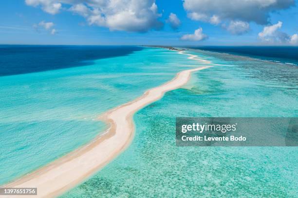 maldives paradise scenery. tropical aerial landscape, seascape with long sandbar, sand bank, amazing sea and lagoon beach, tropical nature. exotic tourism destination banner, summer vacation. luxury vacation drone view - malediven stockfoto's en -beelden