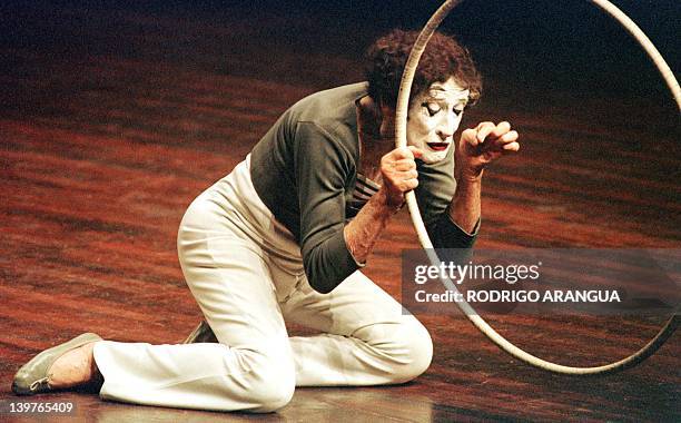 The French mime Marcel Marceau acts during his presentation the night of the 10 May 2000 in Managua, Nicaragua. El mimo frances Marcel Marceau actua...