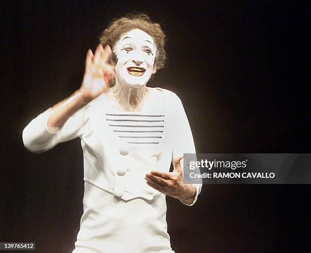 French mime Marcel Marceau performs at the open-air Hidalgo Garden theater in Mexico City 28 May 2000. Hundreds of people attended the performance,...