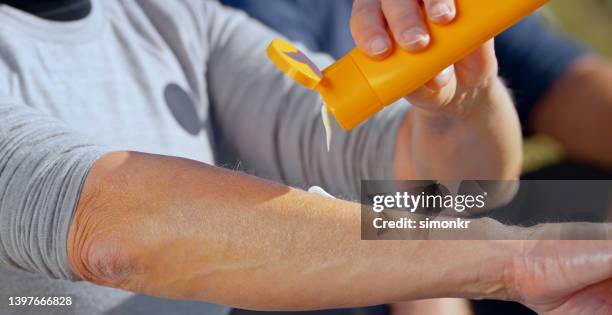 woman pouring cream on hand - 防曬油 個照片及圖片檔