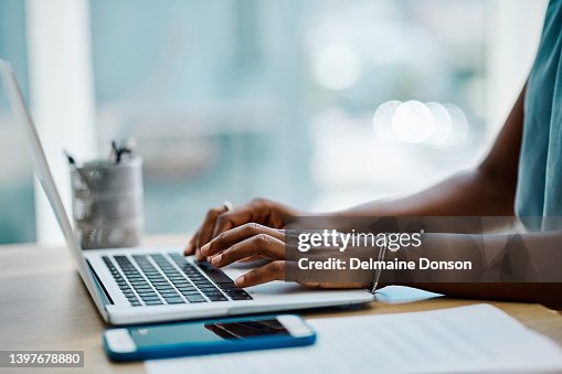 Primer plano de una mujer de negocios negra escribiendo en el teclado de una computadora portátil en una oficina sola Primer plano de una mujer de negocios negra escribiendo en el teclado de una computadora portátil en una oficina sola