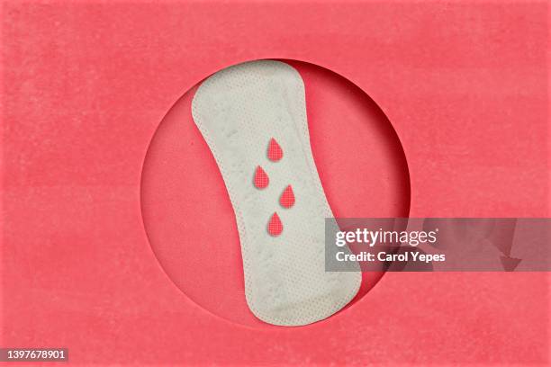 menstrual  pads in pink paper background menstruation time. hygiene and protection - periode stockfoto's en -beelden