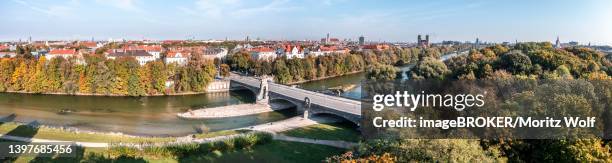 city panorama, wittelsbacherbruecke, isar and city centre of munich, bavaria, germany - isar münchen stock pictures, royalty-free photos & images