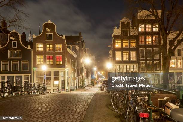 amsterdam city street at night - amsterdam night stock pictures, royalty-free photos & images