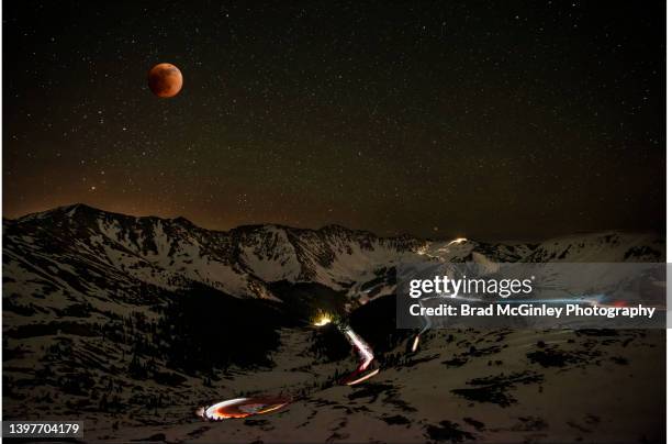 full eclipse loveland pass - front range mountain range fotografías e imágenes de stock