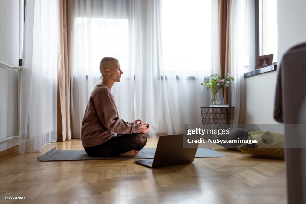 Mulher com câncer malhando com coach online