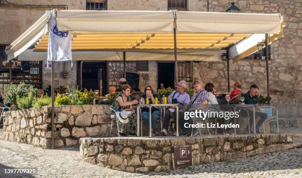 people on the terrace of a cafe-bar in trujillo, spain - extremadura stockfoto's en -beelden