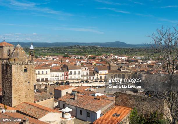 blick über die mittelalterliche stadt trujillo, spanien - trujillo stock-fotos und bilder