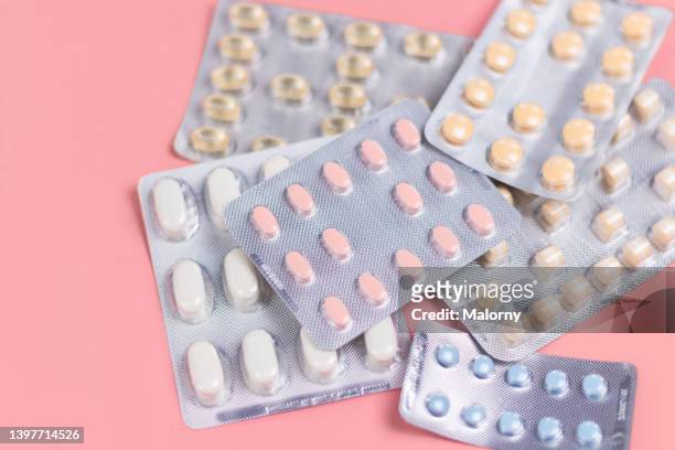 close-up of pill blisters on pink background. - blister stockfoto's en -beelden