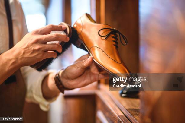 chaussures de créateurs pour messieurs fabriquées avec du cuir véritable et des matériaux de haute qualité - chaussures photos et images de collection