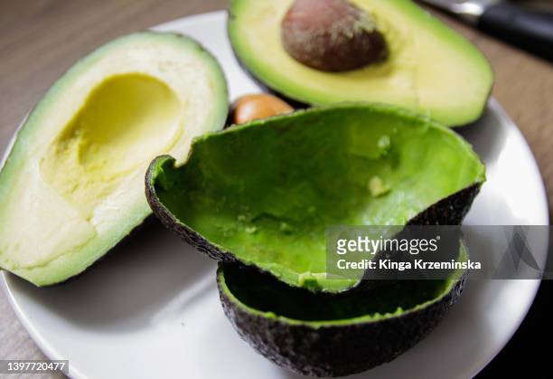 avocado - avocato oil fotografías e imágenes de stock