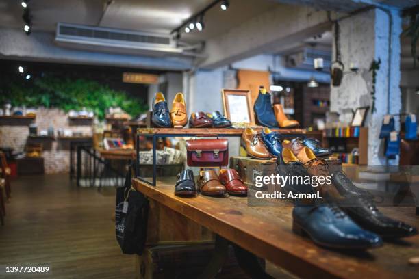 ausstellung von eleganten lederschuhen für männer in einer luxus-designer-boutique - dress shoe stock-fotos und bilder